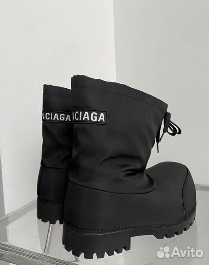 Balenciaga alaska fur boots на руках