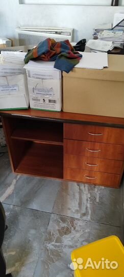 Мебель в хорошем состоянии, столы, тумбы