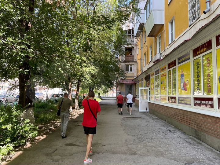 Помещение на пешеходном трафике с парковкой