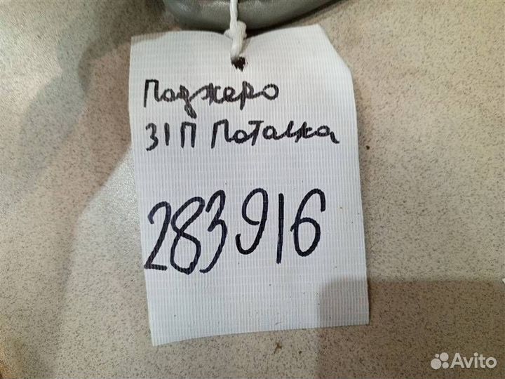 Ручка внутренняя потолочная Mitsubishi Pajero iO