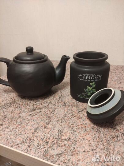 Заварочный чайник и банка для сыпучих продуктов