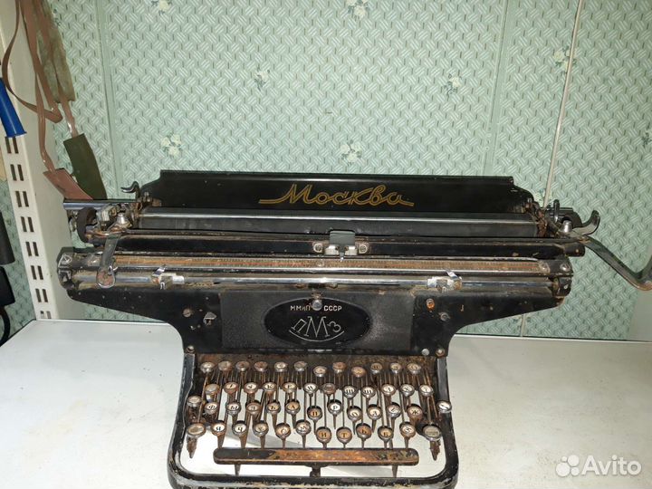 Старинная печатная машинка. Москва. СССР