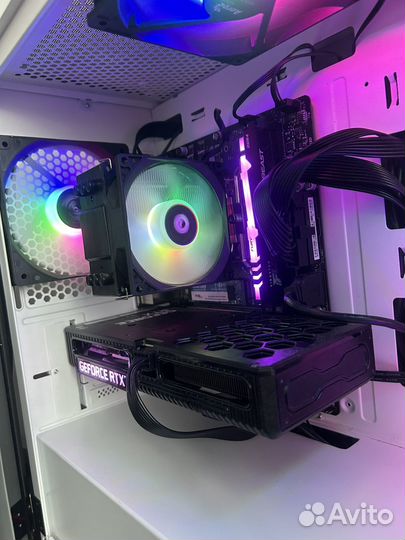 Игровой компьютер с монитором и клавиатурой