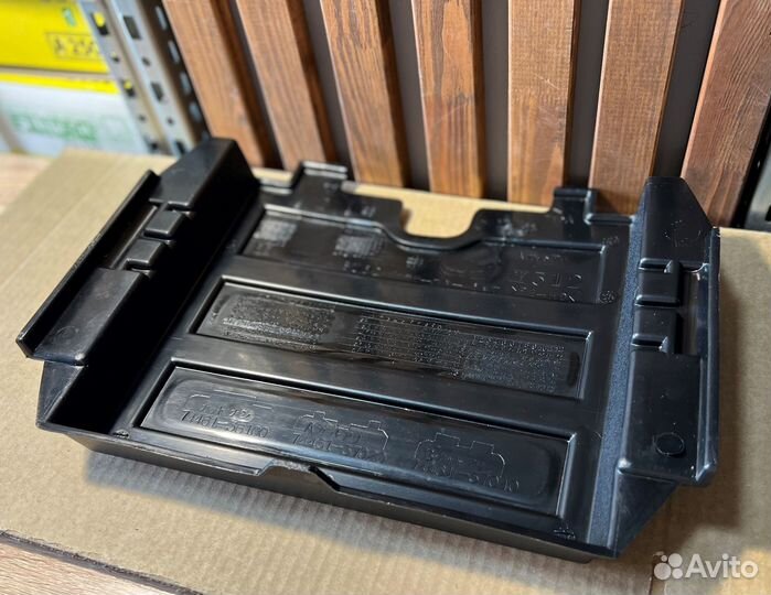 Крышка аккумуляторной батареи hino 300 евро 4