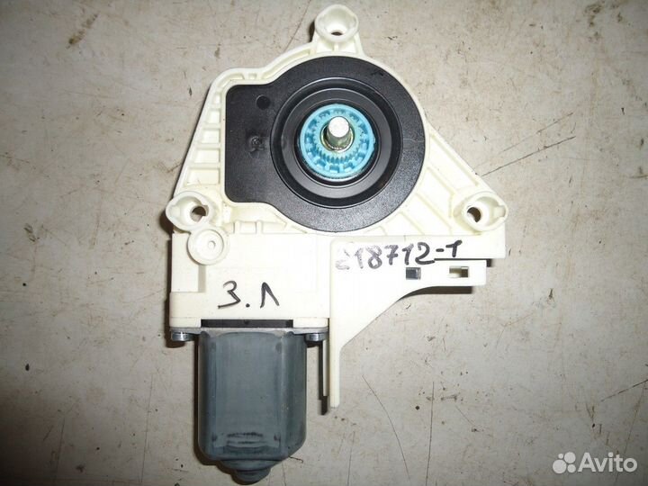 Моторчик стеклоподъемника двери задней левой