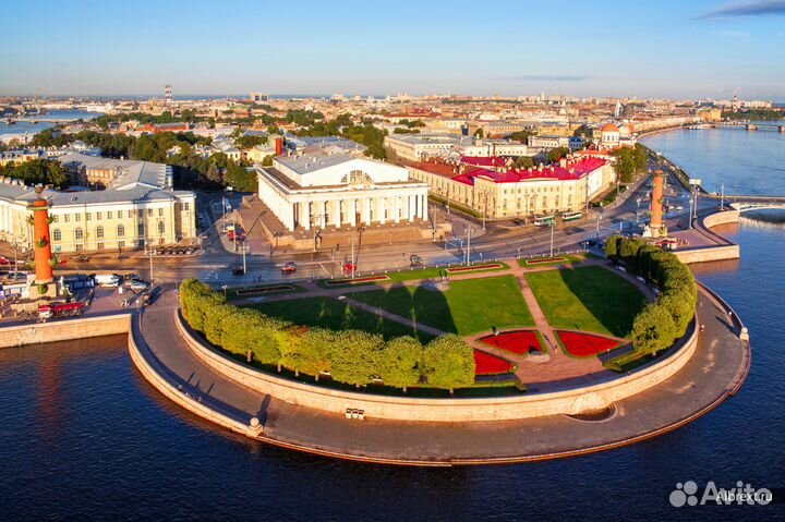 Мойка окон. Работает студент. Мытьё окон