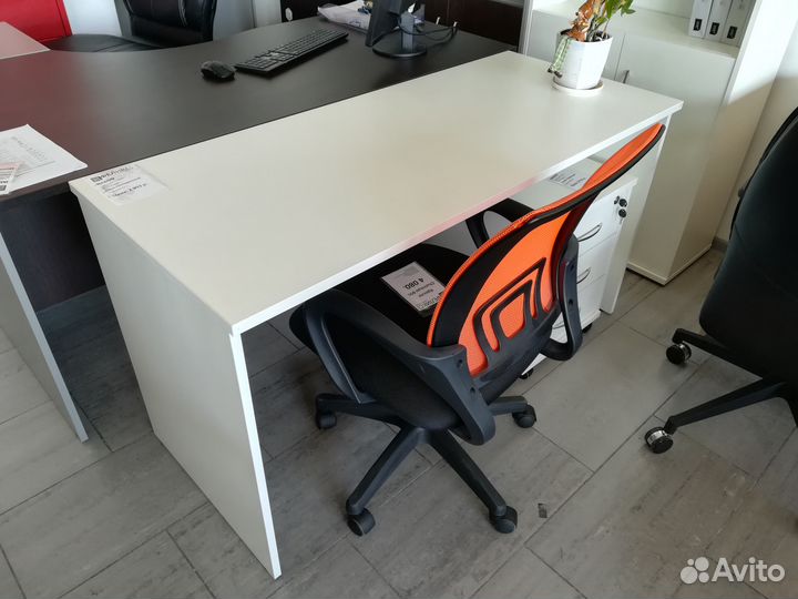 Белая мебель в наличии: стол, тумба, шкаф