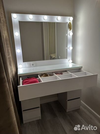 Гримерное зеркало со столом