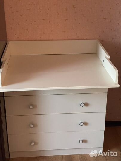 Детская кроватка с маятником и комодом