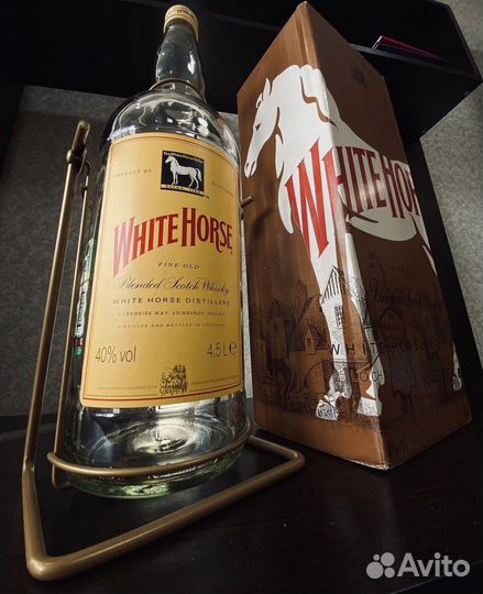 Бутылка White Horse на качели