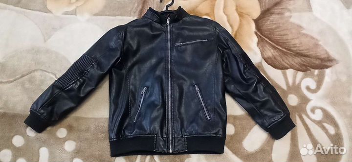 Продам кожанную куртку на мальчика лет 10-12
