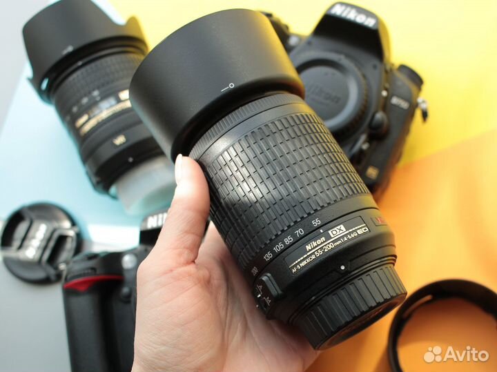 Зеркальный фотоаппарат Nikon с объективом