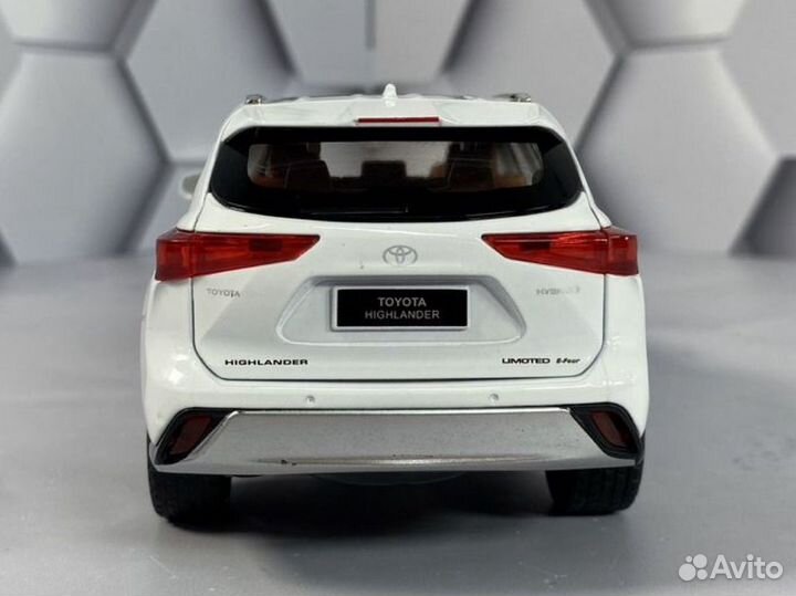 Модель машины Toyota Highlander Hyb Белая 1:24