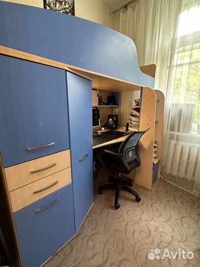 Детская кровать со столом и шкафом