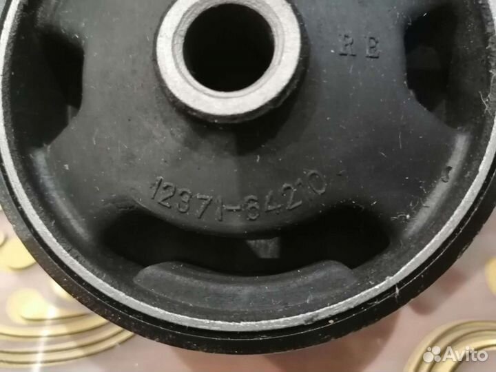 Опора двигателя тойота левая