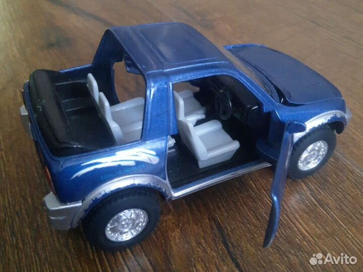 Игрушечная машина