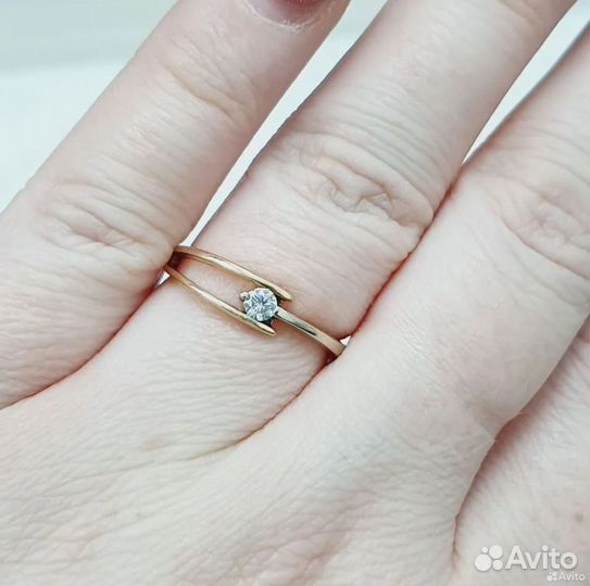 Золотое кольцо с бриллиантом (585)