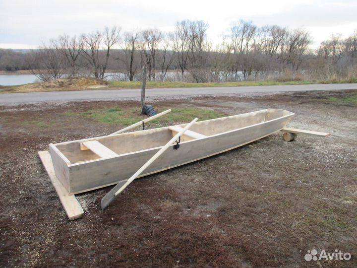 Лодка деревянная (челнок)