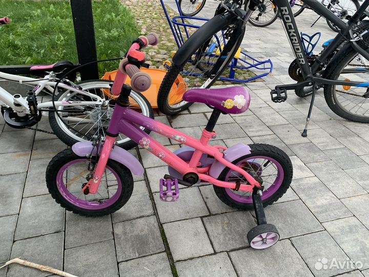 Детский велосипед с дополнительными колесами