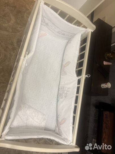 Детская кроватка с маятником