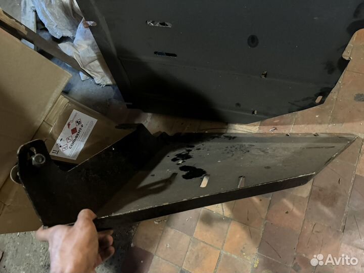 Защита бака toyota hilux