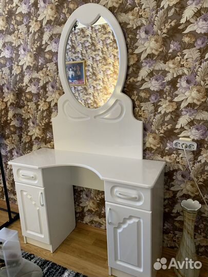 Туалетный столик с зеркалом белый