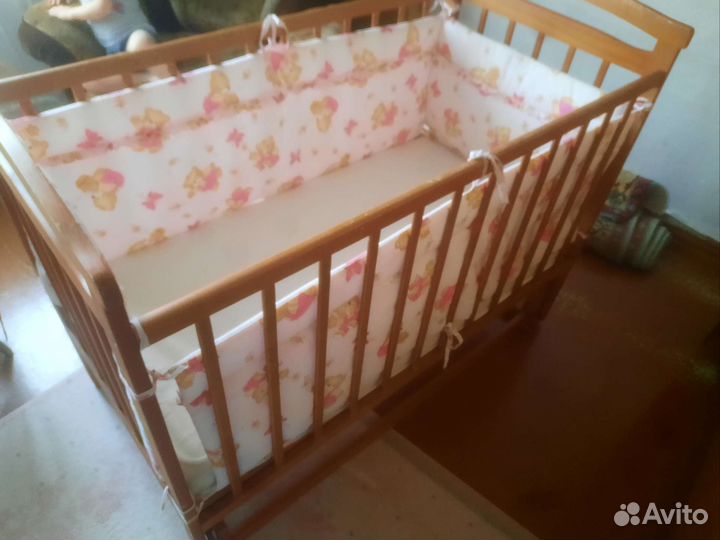 Детская кроватка с маятником