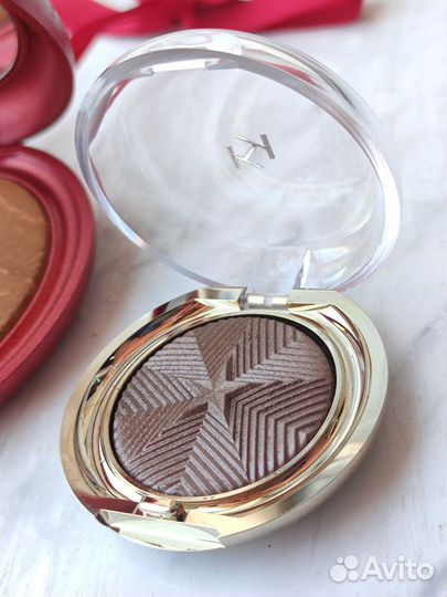 Блеск для губ и тени для век