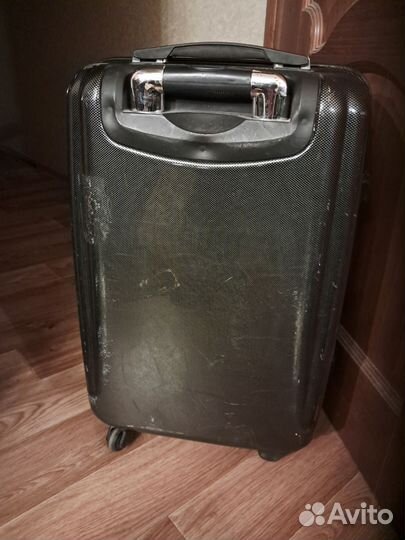 Чемодан размер М пластик на 4 колесах