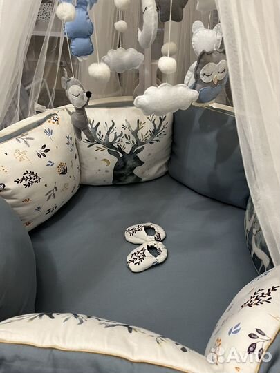 Детская кроватка с маятником