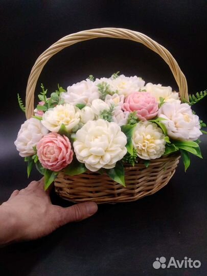 Букет в корзине с цветами из мыла