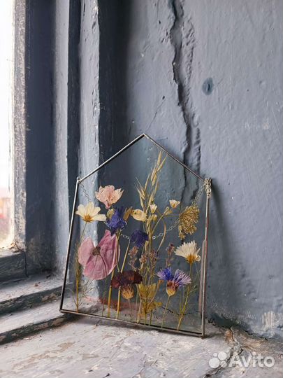 Картина из цветов под стеклом в раме
