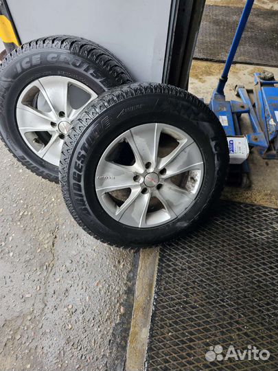 Bridgestone Ice Cruiser 7000 215/70 R16