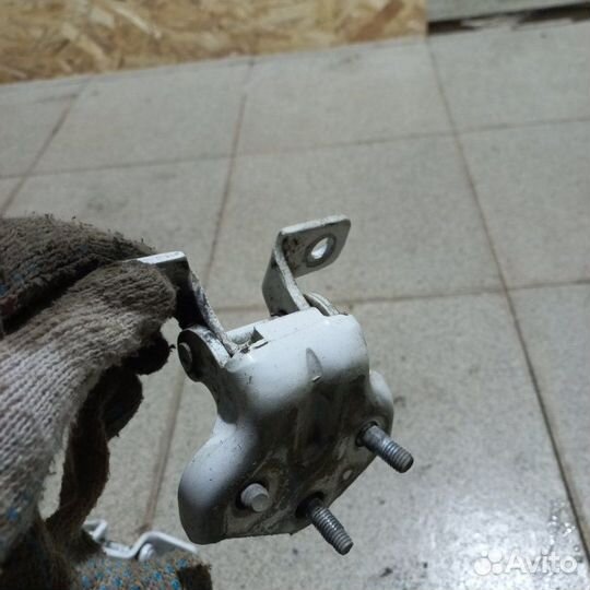 Петля двери передняя левая Hyundai Hd78 D4DD 2010