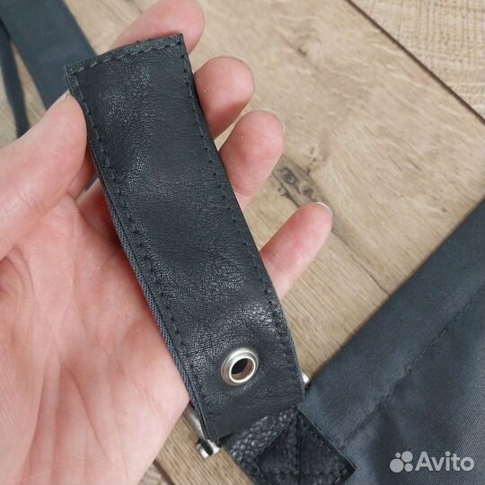 Фартук с кожаными вставками и вышивкой