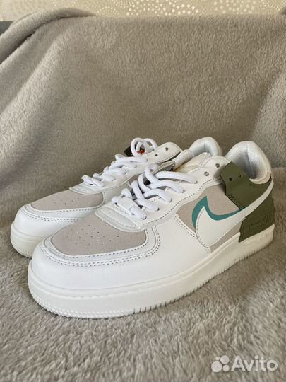 Кроссовки женские