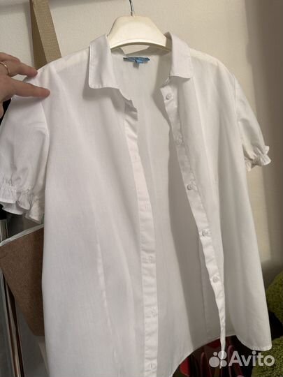 Продается белая блузка с короткими рукавами
