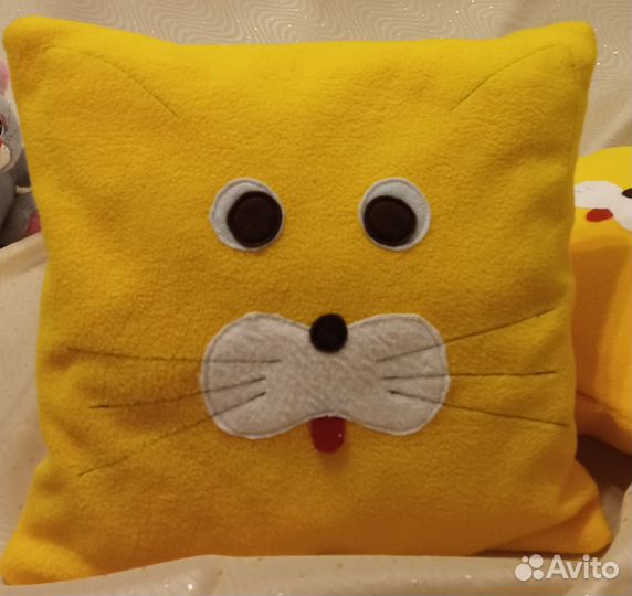 Флисовая декоративная жёлтая подушка кот