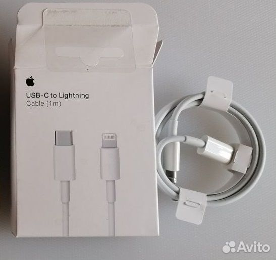 Зарядный кабель на iPhone