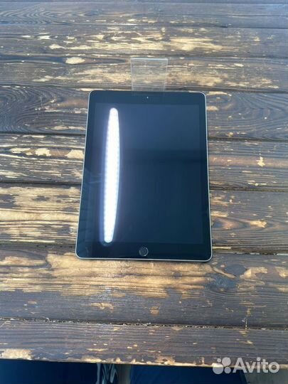 Планшет Apple iPad 6 32gb Wi-Fi+Sim Silver LL/A