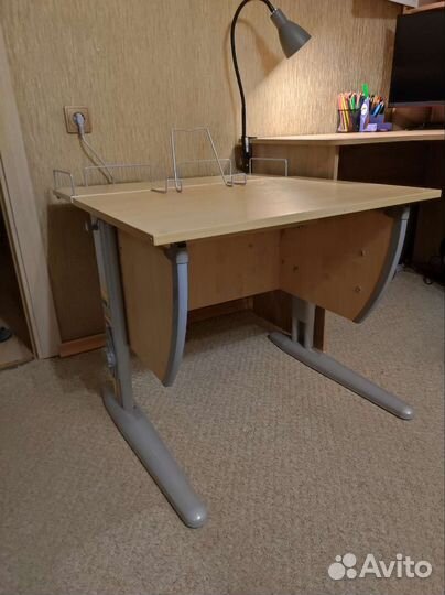 Детский письменный стол и стул