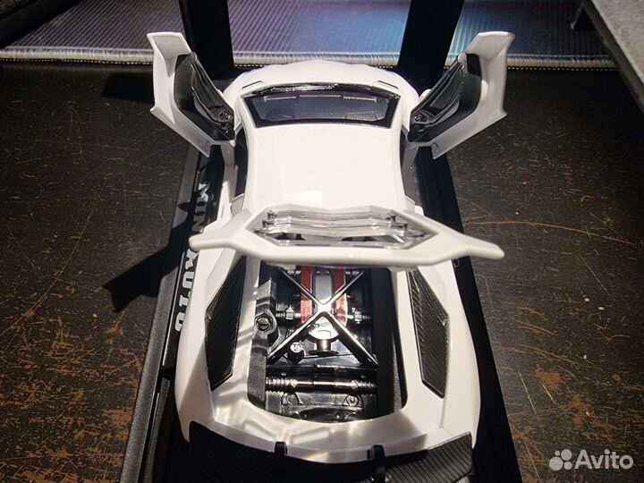 Металлическая модель автомобиля