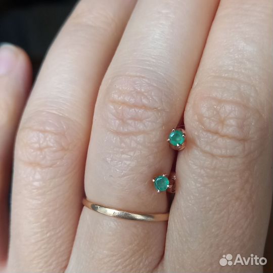 Серебрянные Серьги пусеты с природным изумрудом