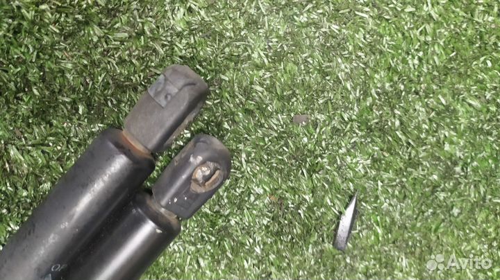 Амортизатор багажника пара Cadillac Escalade LQ9