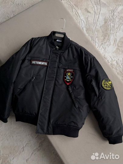 Бомбер vetements police с бирками на руках