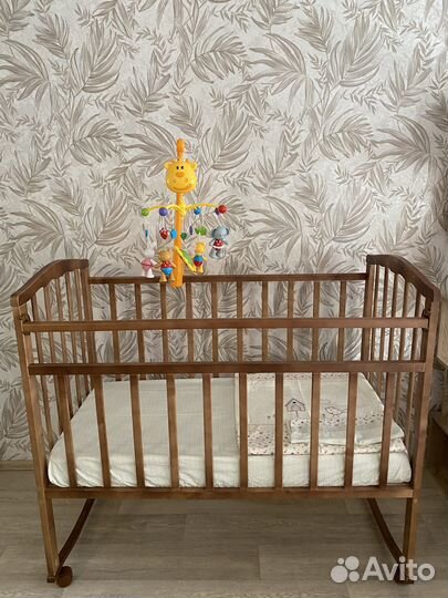 Кроватка,матрас,мобиль