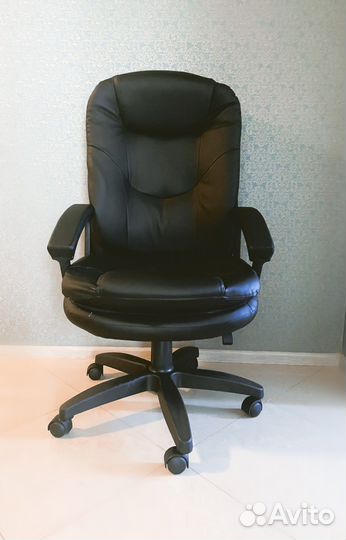 Офисное кресло для руководителя новое