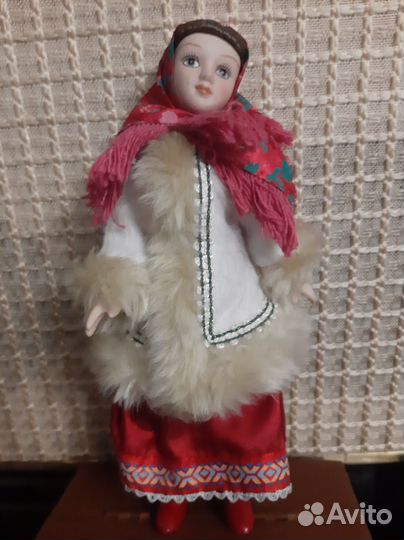 Кукла фарфоровая