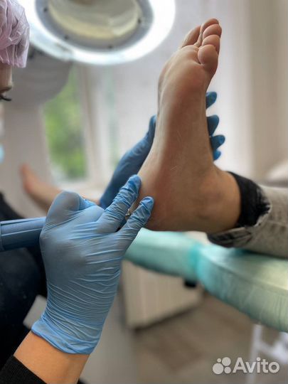 Педикюр с покрытием гель-лаком