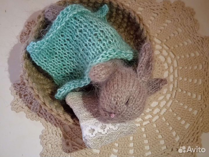 Спящий зайка кролик